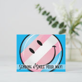 Carte Postale Drapeau souriant transgenre (Debout devant)