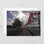 Carte Postale Drapeaux canadiens au bord de la rivière (Devant / Derrière)