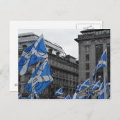 Carte Postale Drapeaux écossais flottent fièrement à Glasgow (Devant / Derrière)