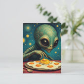 Carte Postale Drôle de petit alien mangeant des œufs frits (Debout devant)