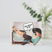 CARTE POSTALE DRÔLE FEMME RÉTRO PARLE-MOI DE CHOSE (Debout devant)