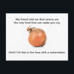 Carte Postale Drôle - "Mon Ami M'A Dit Que Des Oig<br><div class="desc">Carte postale pour ceux qui ont un mauvais sens de l'humour - c'est certainement un "rire à haute voix"! "Mon ami m'a dit que les oignons sont la seule nourriture qui puisse vous faire pleurer. Jusqu'à ce que je le frappe au visage avec une pastèque." En plus d'être drôle, la...</div>