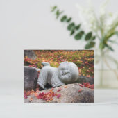 Carte Postale Drôle statue de moine japonais avec feuilles d'aut (Debout devant)
