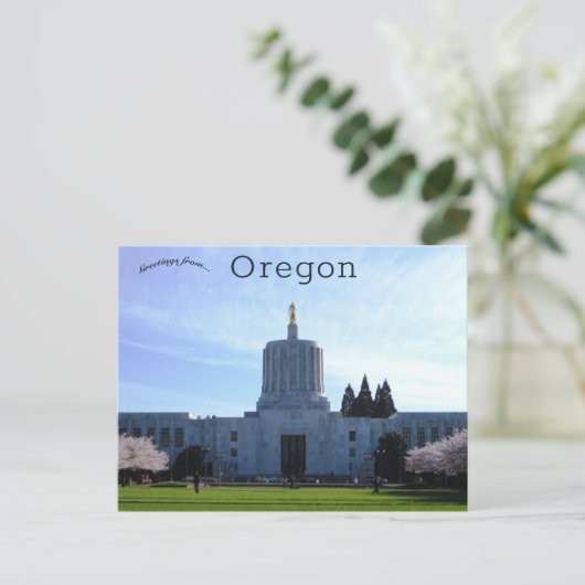 Carte postale du Capitole de l'État de l'Oregon à  (Debout devant)