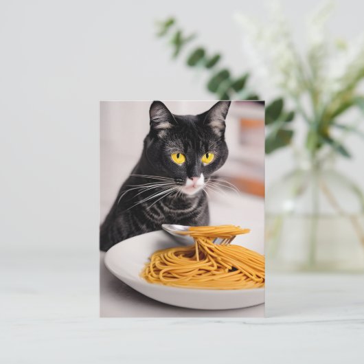 Carte postale du chat noir mangeant des spaghetti (Debout devant)