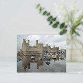 Carte postale du château de Caernarfon (Debout devant)