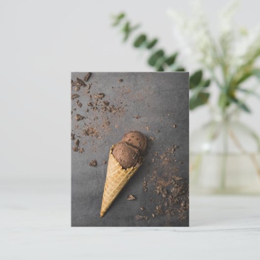 Carte postale du cône de glace chocolat (Debout devant)