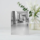 Carte postale du corridor hospitalier (Debout devant)