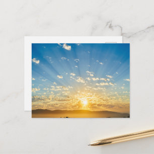 Carte postale du lever de soleil doré à l'horizon