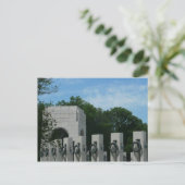 Carte postale du mémorial de la Seconde Guerre mon (Debout devant)