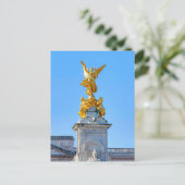 Carte postale du monument à la reine Victoria, Lon (Debout devant)