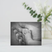 Carte postale du pied de bébé dans la main de la m (Debout devant)