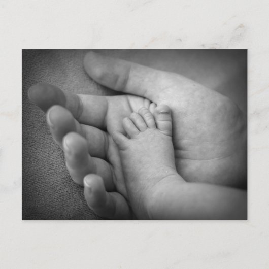 Carte postale du pied de bébé dans la main de la m (Devant)