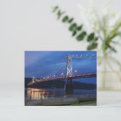 Carte postale du pont de nuit (Debout devant)