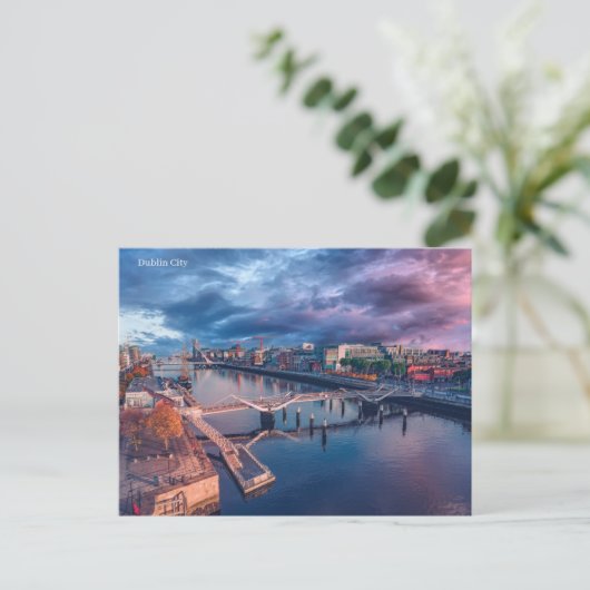 Carte postale Dublin City (Debout devant)