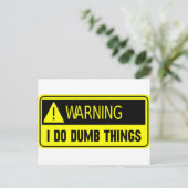 CARTE POSTALE DUMB JAUNE (Debout devant)