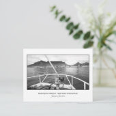 Carte postale d'un bateau entrant dans la baie de (Debout devant)