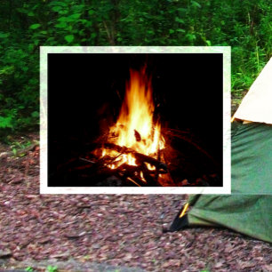 Carte postale d'un feu de camp brûlant la nuit