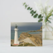 Carte postale d'un phare surplombant l'océan (Debout devant)