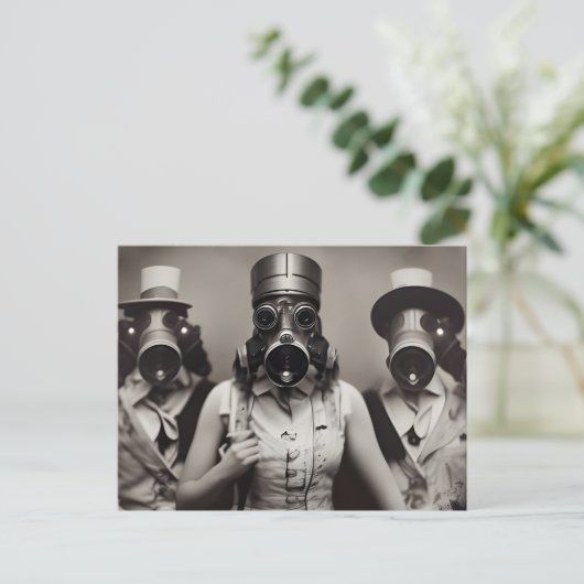 Carte postale d'une femme avec un masque à gaz (Debout devant)