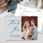 Carte Postale Dusty Blue Élégant Script Mariage chic Merci<br><div class="desc">Dusty Blue Élégant Script moderne photo Minimaliste Merci Postcard Mariage. Express combien vous êtes reconnaissants à vos amis et votre famille qui ont fait de votre mariage un spécial supplémentaire avec ce magnifique carte de remerciements photo mariage. Tous les textes sont pré-arrangés pour que vous personnalisiez facilement et rapidement avec...</div>