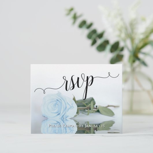 Carte Postale Dusty Blue Reflet Rose élégant mariage RSVP (Debout devant)