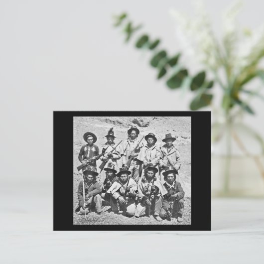 Carte Postale Eadweard J. Muybridge image des Indiens Modoc (Debout devant)