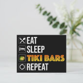 Carte Postale Eat. Sleep. Tiki Bars. Repeat (Debout devant)