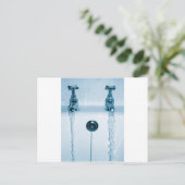 Carte Postale Eau chaude et froide, heure du bain, robinets ouve (Debout devant)