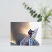 Carte Postale Échelle Escalade pompier (Debout devant)