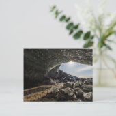 Carte Postale Éclaircie à l'entrée de la grotte de glace (Debout devant)