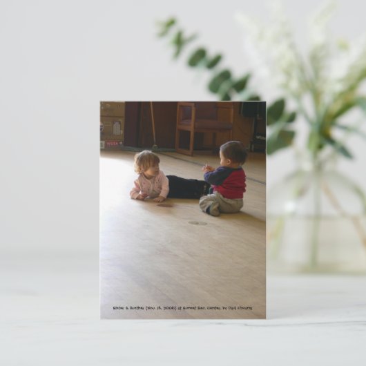 Carte Postale Écouter la présentation de Kid's Talk... (Debout devant)