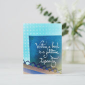 Carte Postale Ecriture d'un livre auteur manifeste vibes bleues (Debout devant)