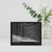 Carte Postale Ecriture sur le mur (Debout devant)