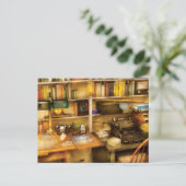 Carte Postale Ecrivain - Le bureau d'un écrivain (Debout devant)