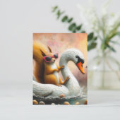 Carte Postale Écureuil drôle sur flotteur de cygne (Debout devant)