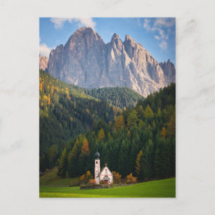 Carte Postale Eglise devant les montagnes des Dolomites en Itali