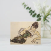 Carte Postale Egon Schiele - Une femme avec des bas verts (Debout devant)
