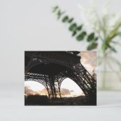 Carte postale Eiffelturm (Debout devant)