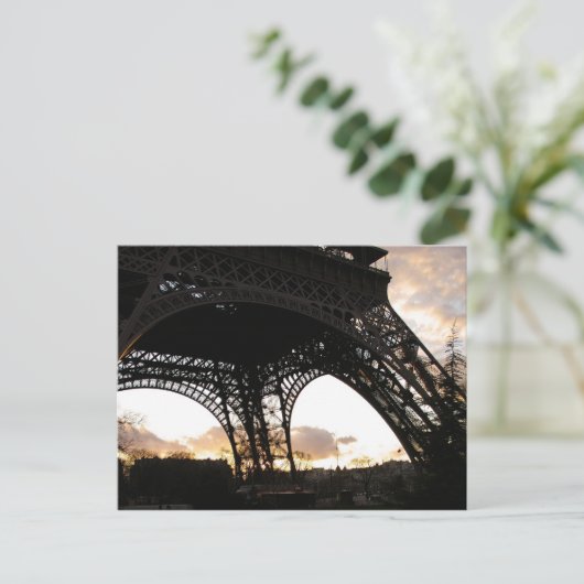 Carte postale Eiffelturm (Debout devant)