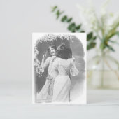 Carte Postale Eine Kokette (Debout devant)