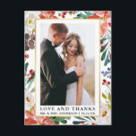 Carte Postale Élégant floral d'hiver aquarelle Amour et Merci<br><div class="desc">Élégante carte de remerciement de mariage avec photo de mariage florale d'hiver aquarelle et verdure du marié et de la mariée Amour et Merci comprend des poinsettias rouges,  des roses blanches,  des baies de houx et de la verdure botanique. Cadre doré.</div>