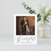 Carte Postale Élégant Grateful Script Photo Mariage Remerciement (Debout devant)