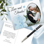 Carte Postale Élégant Poudre Bleu Rose Mariage Amour & Merci<br><div class="desc">Cette belle carte postale est une façon simple mais soignée de remercier vos invités mariages. Il présente un joli design avec votre photo mariage dans un cadre en forme ovale, et un seul rose à long tige poussiéreux bleu poudreux réfléchissant dans un bassin d'eau. La légende dit "Amour et Merci"...</div>