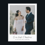 Carte Postale Elégant romantique Notre première photo de Noël<br><div class="desc">Une élégante calligraphie romantique et un design moderne pour ce carte photo. Pour customiser avec votre photo de couple préférée. Vous pouvez aussi facilement changer la couleur de la police à votre goût. Parfait pour célébrer votre premier Noël en tant que jeunes mariés ou en couple.</div>
