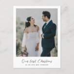 Carte Postale Elégant romantique Notre première photo de Noël<br><div class="desc">Une élégante calligraphie romantique et un design moderne pour ce carte photo. Pour customiser avec votre photo de couple préférée. Vous pouvez aussi facilement changer la couleur de la police à votre goût. Parfait pour célébrer votre premier Noël en tant que jeunes mariés ou en couple.</div>