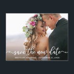 Carte Postale Élégante Calligraphie Enregistrer La Nouvelle Phot<br><div class="desc">Script Moderne Élégant Calligraphie Enregistrer La Nouvelle Date Mariage Postpond Couple Photo Carte Postale</div>