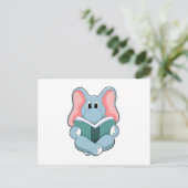Carte Postale Éléphant à la lecture avec un livre (Debout devant)