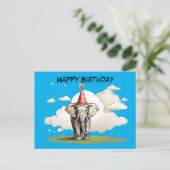 Carte Postale Eléphant debout sur un pâté de pelouse nuageux (Debout devant)