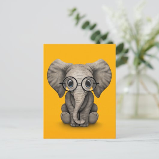 Carte Postale Eléphant mignon bébé avec lunettes de lecture Jaun (Debout devant)